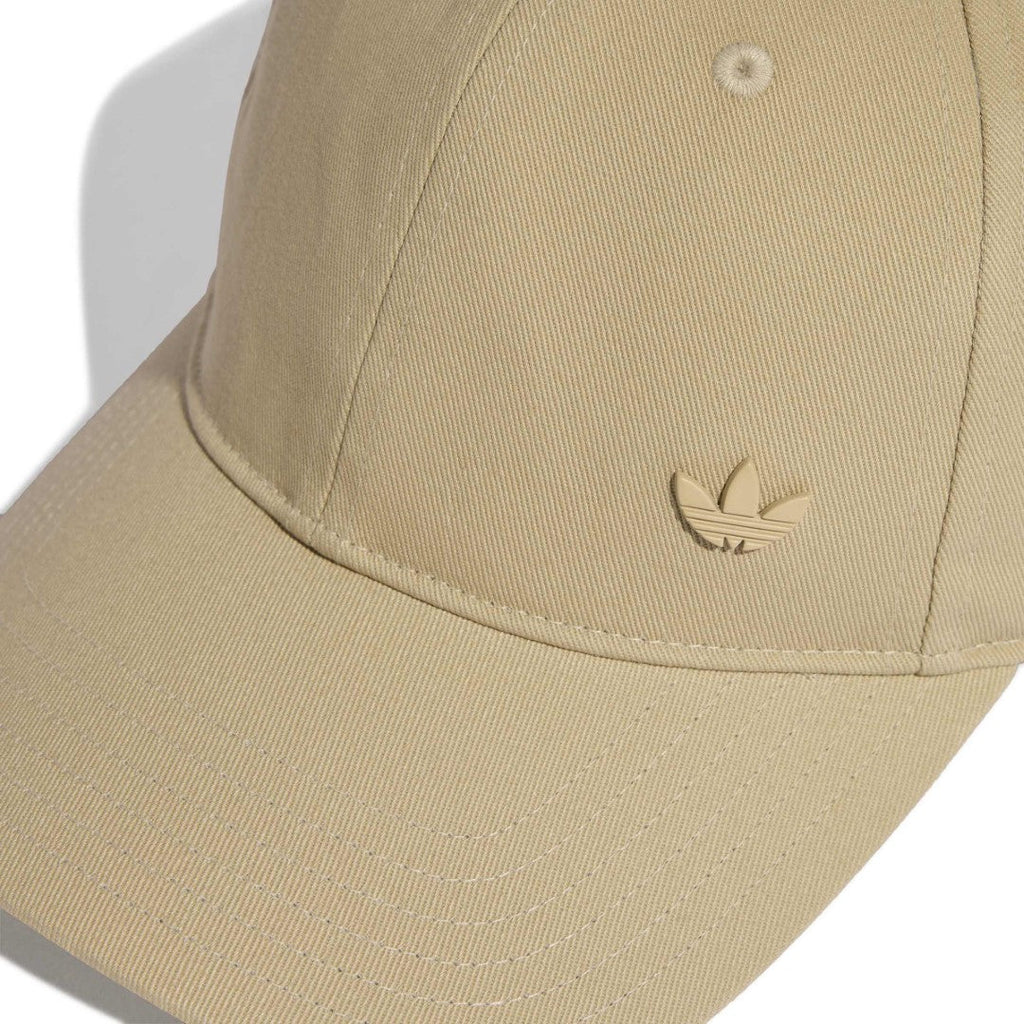Everyday Icons With Tonal Metal Trefoil Cap