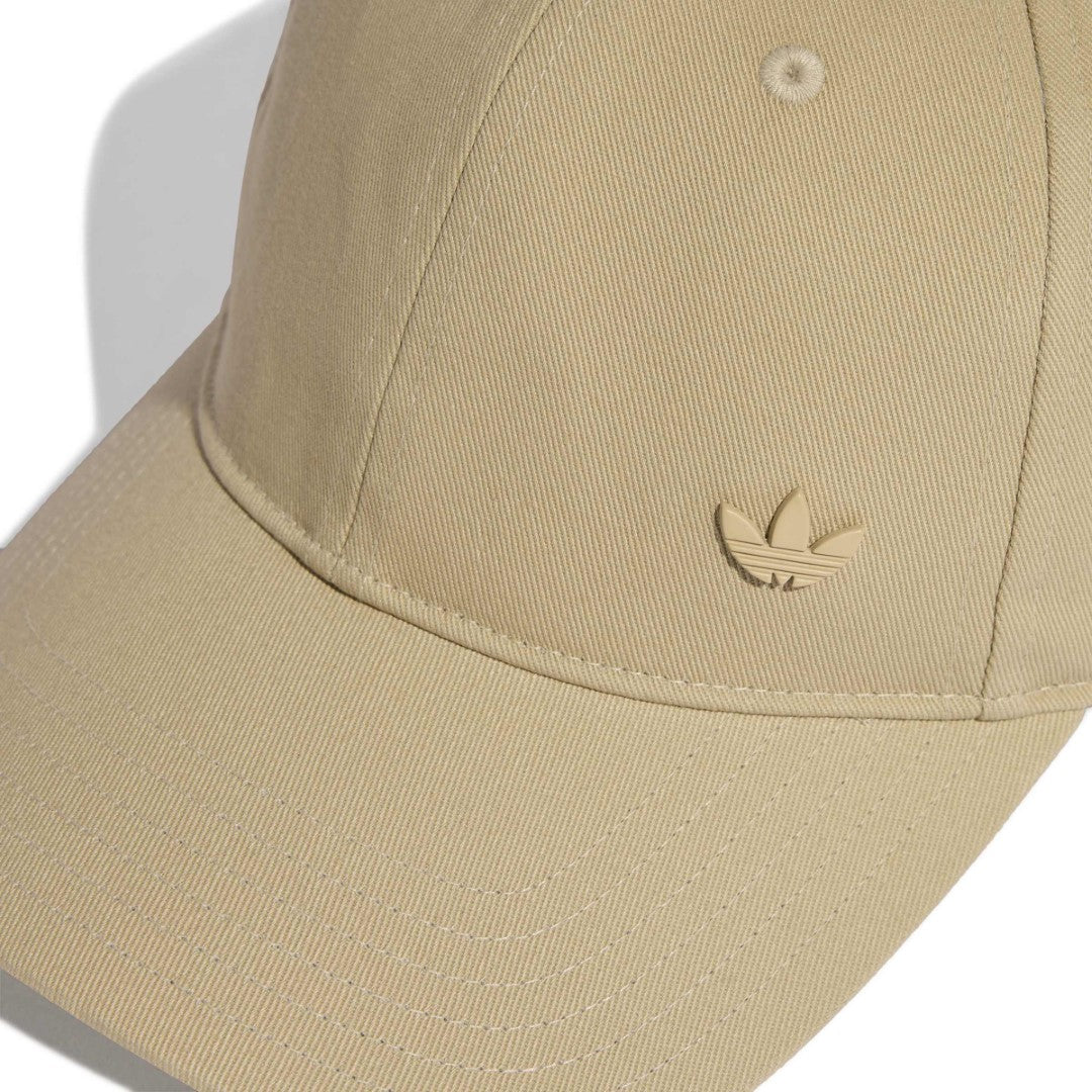 Everyday Icons With Tonal Metal Trefoil Cap